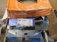 Diverse elektramaterialen op schap, w.o. draad, inbouwlampen en verlichtingssensoren. - afbeelding 3 van  6