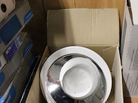 Diverse elektramaterialen op schap, w.o. draad, inbouwlampen en verlichtingssensoren. - afbeelding 4 van  6