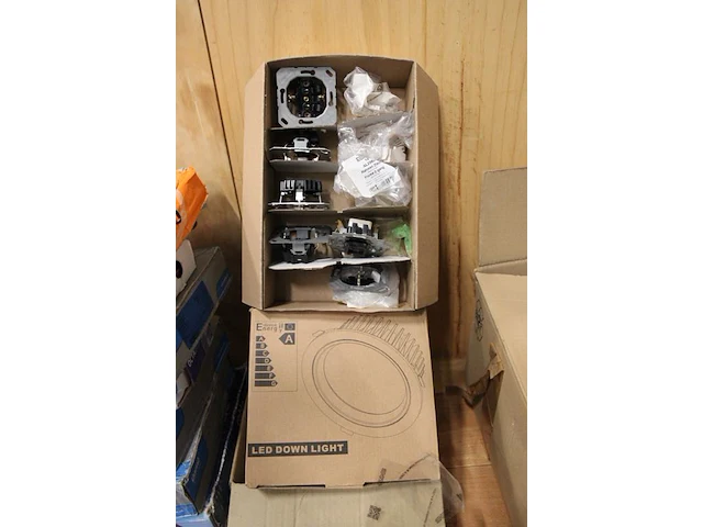 Diverse elektramaterialen op schap, w.o. draad, inbouwlampen en verlichtingssensoren. - afbeelding 5 van  6