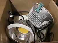 Diverse elektramaterialen op schap, w.o. draad, inbouwlampen en verlichtingssensoren. - afbeelding 6 van  6