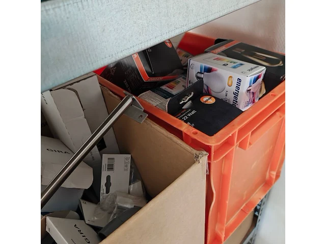 Diverse elektro materialen inclusief stelling - afbeelding 3 van  6