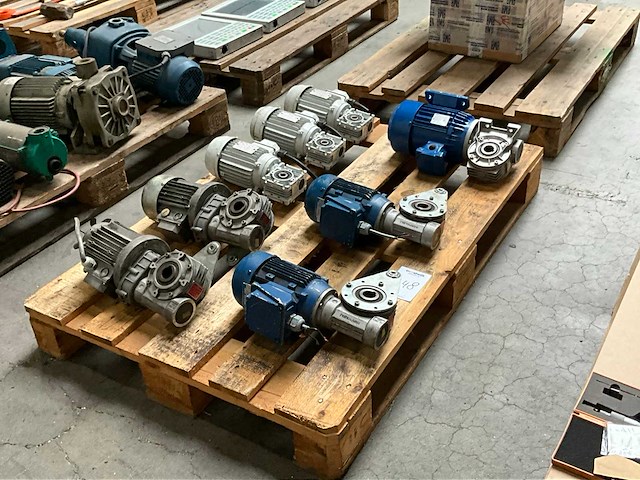Diverse elektro motoren (8x) - afbeelding 1 van  12