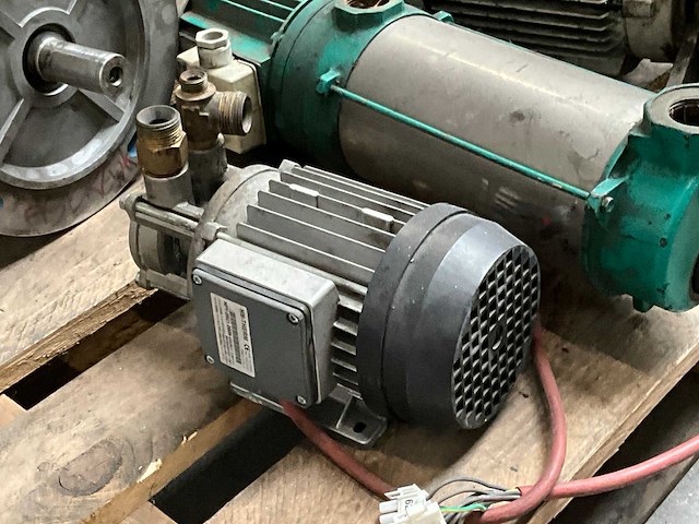Diverse elektro motoren en pompen (8x) - afbeelding 2 van  13