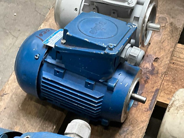Diverse elektro motoren en pompen (8x) - afbeelding 8 van  13
