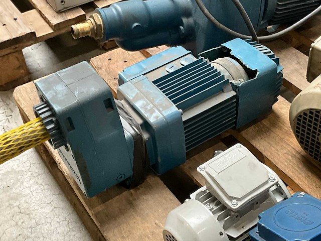 Diverse elektro motoren en pompen (8x) - afbeelding 10 van  13
