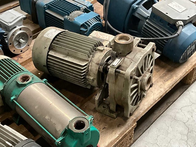 Diverse elektro motoren en pompen (8x) - afbeelding 12 van  13