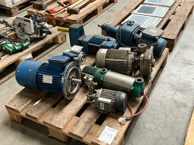 Diverse elektro motoren en pompen (8x) - afbeelding 1 van  13