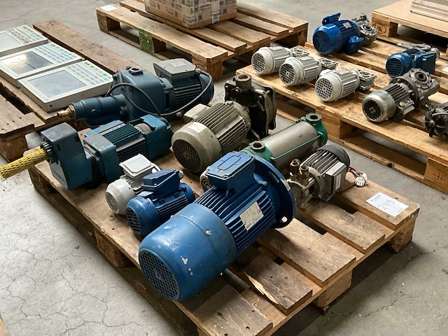 Diverse elektro motoren en pompen (8x) - afbeelding 6 van  13