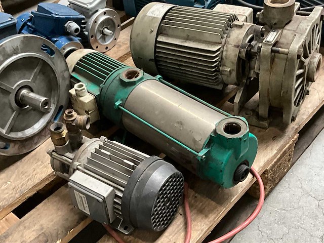 Diverse elektro motoren en pompen (8x) - afbeelding 13 van  13