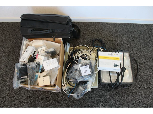 Diverse elektromaterialen w.o. kabels, wandcontactdoos en bouwlamp - afbeelding 1 van  4