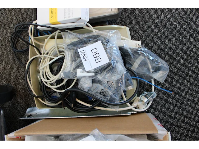 Diverse elektromaterialen w.o. kabels, wandcontactdoos en bouwlamp - afbeelding 3 van  4