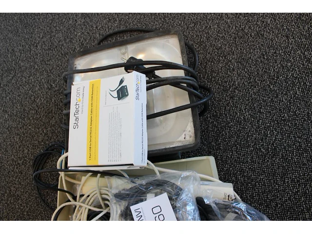 Diverse elektromaterialen w.o. kabels, wandcontactdoos en bouwlamp - afbeelding 4 van  4