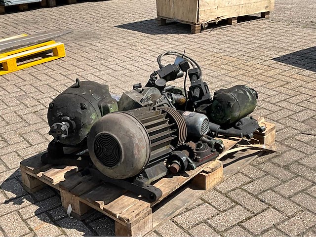 Diverse elektromotoren en onderdlen - afbeelding 3 van  9