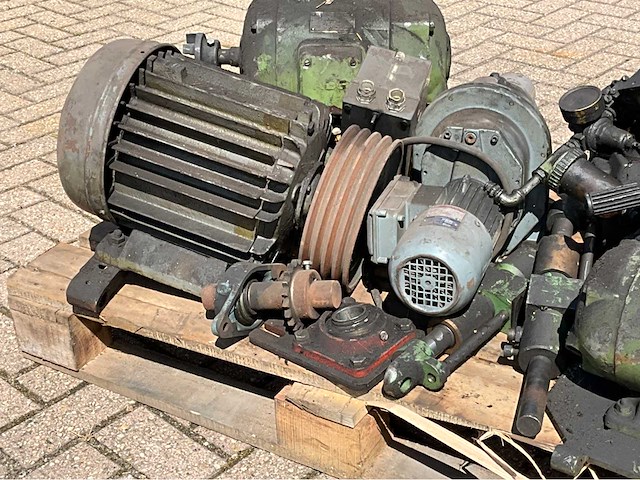 Diverse elektromotoren en onderdlen - afbeelding 8 van  9