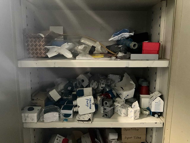 Diverse elektronica-voorraden - afbeelding 1 van  9