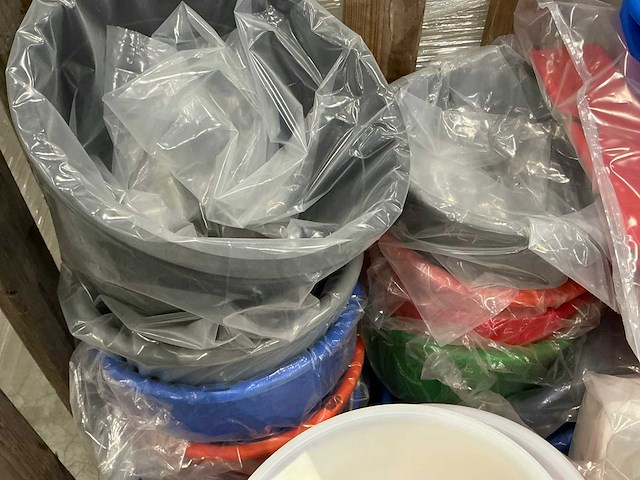 Diverse emmers en kratten uit kunststof - afbeelding 8 van  9