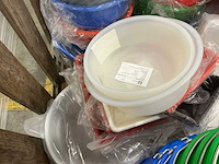 Diverse emmers en kratten uit kunststof - afbeelding 9 van  9