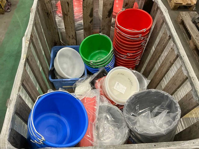 Diverse emmers en kratten uit kunststof - afbeelding 2 van  9