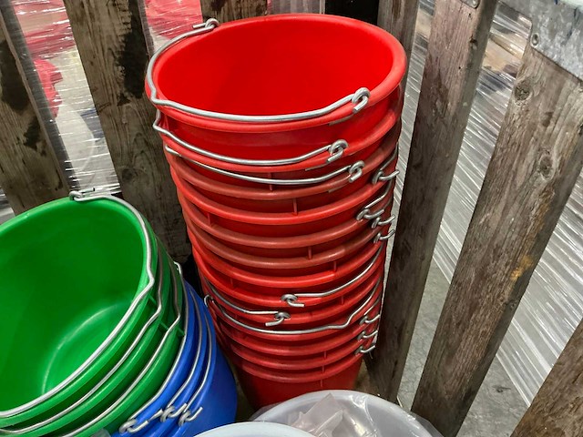 Diverse emmers en kratten uit kunststof - afbeelding 3 van  9