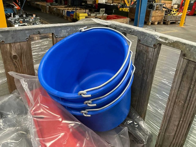 Diverse emmers en kratten uit kunststof - afbeelding 6 van  9