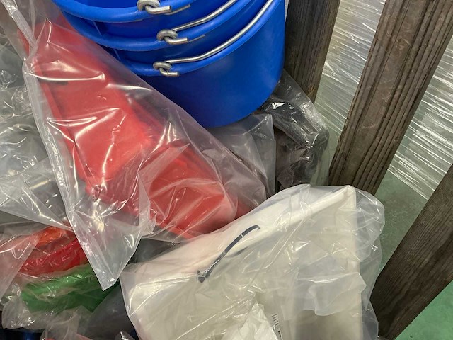 Diverse emmers en kratten uit kunststof - afbeelding 7 van  9