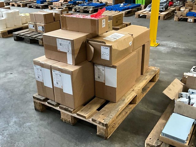 Diverse etiketten op rol en thermische inktrollen - afbeelding 1 van  8