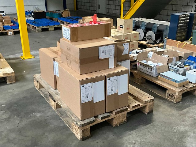 Diverse etiketten op rol en thermische inktrollen - afbeelding 2 van  7