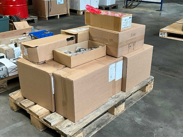 Diverse etiketten op rol en thermische inktrollen - afbeelding 3 van  7