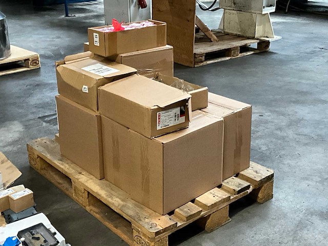 Diverse etiketten op rol en thermische inktrollen - afbeelding 4 van  7