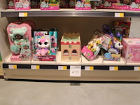 Diverse fantasie speelgoedfiguren en accessoires. - afbeelding 1 van  2