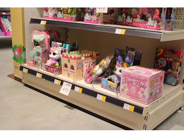 Diverse fantasie speelgoedfiguren en accessoires. - afbeelding 2 van  2