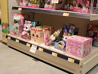 Diverse fantasie speelgoedfiguren en accessoires. - afbeelding 2 van  2