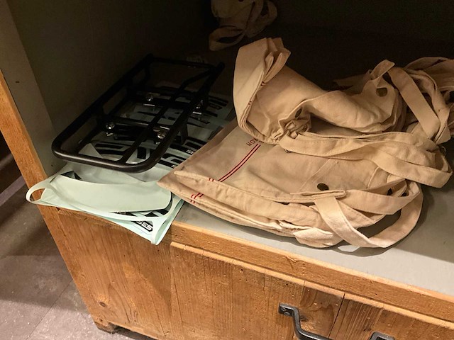 Diverse fietsonderdelen en petten - afbeelding 2 van  11