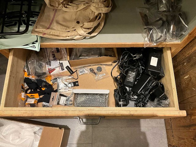 Diverse fietsonderdelen en petten - afbeelding 3 van  11