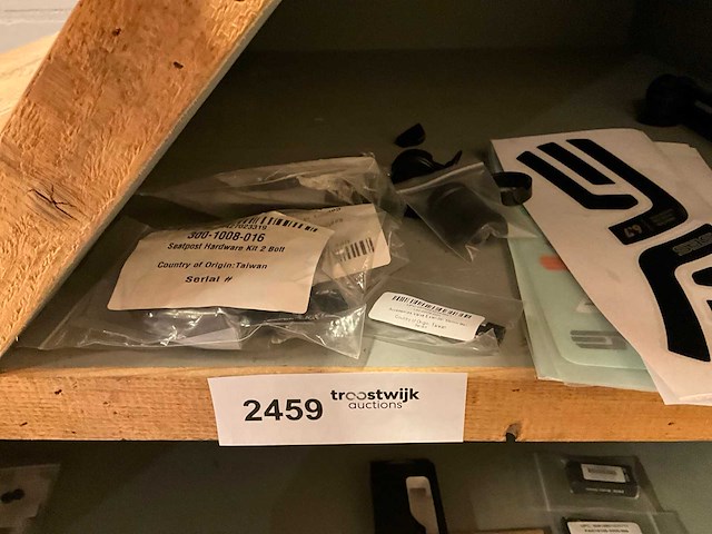 Diverse fietsonderdelen en petten - afbeelding 4 van  11