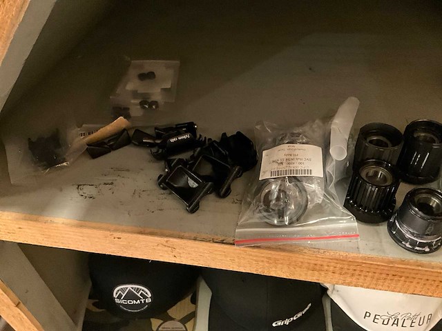 Diverse fietsonderdelen en petten - afbeelding 6 van  11