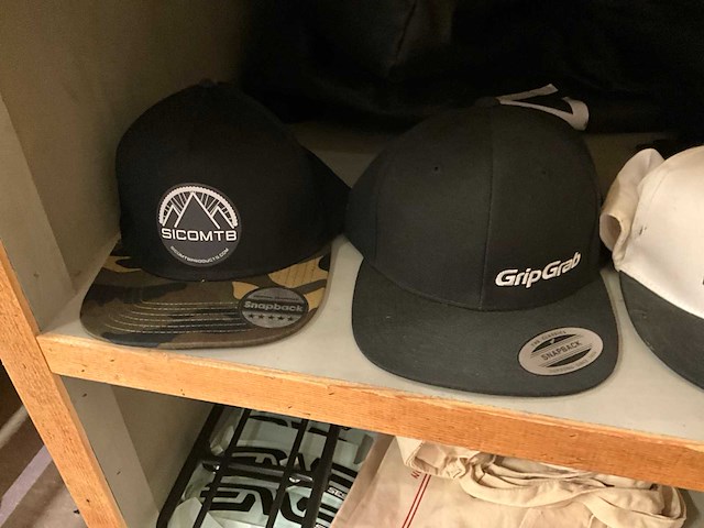 Diverse fietsonderdelen en petten - afbeelding 9 van  11