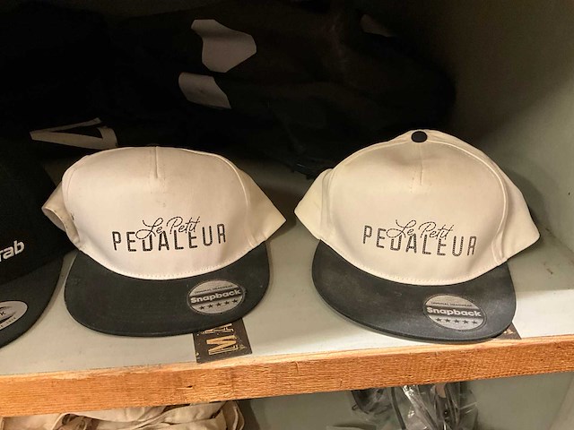 Diverse fietsonderdelen en petten - afbeelding 10 van  11