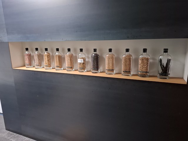 Diverse flessen 'hooghoudt' - afbeelding 1 van  13