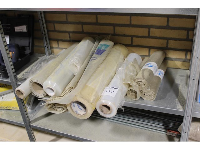 Diverse folie op schap. - afbeelding 1 van  2