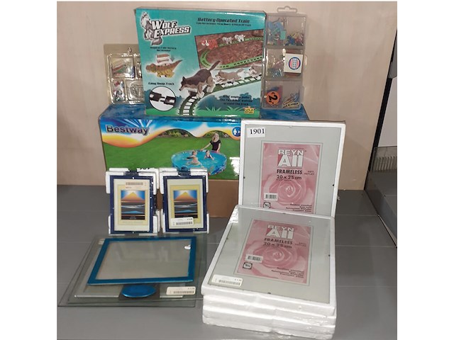 Diverse fotolijsten, zwembad, speelgoed (d1901) - afbeelding 2 van  3