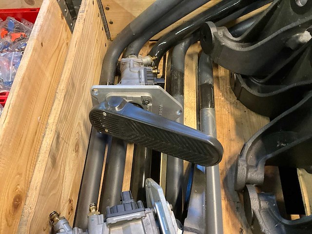 Diverse framedelen en wabco rempedalen - afbeelding 4 van  6