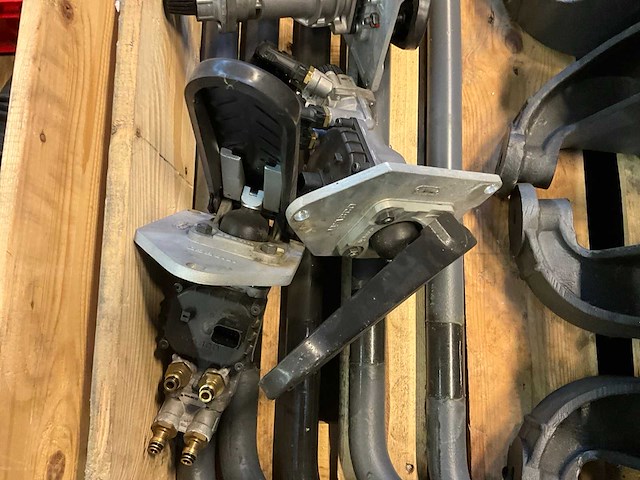 Diverse framedelen en wabco rempedalen - afbeelding 6 van  6