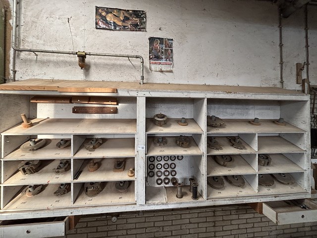 Diverse freeskoppen voor kozijnen maken rekord, , t.b.v. pennenbank en tafelfrees - afbeelding 1 van  27