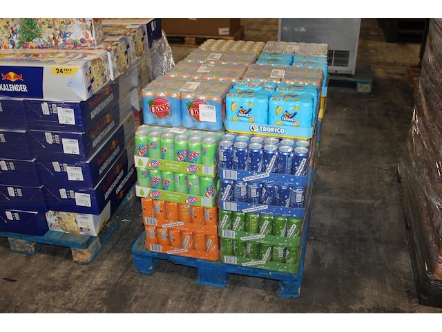Diverse frisdranken w.o. oasis, tropico, en fernandes op pallet. totaal 1152 blikken. tht o.a. 9-25, 12-25 ... - afbeelding 1 van  3