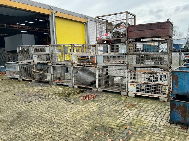 Diverse gaascontainers en magazijnbak - afbeelding 1 van  4