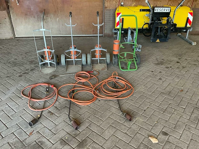 Diverse gas-/onkruidbranders met gasfleswagens en slangen (4 sets) - afbeelding 1 van  3