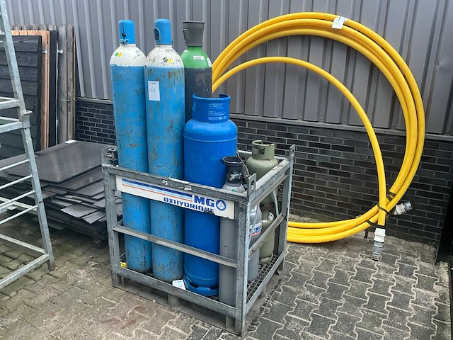 Diverse gas tanks en cilinders - afbeelding 2 van  4