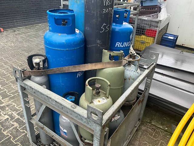 Diverse gas tanks en cilinders - afbeelding 3 van  4