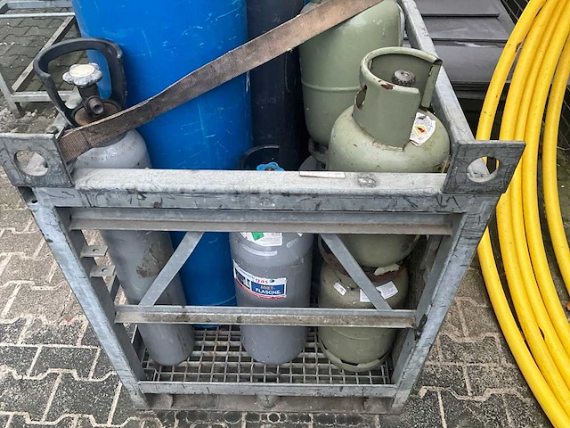 Diverse gas tanks en cilinders - afbeelding 4 van  4